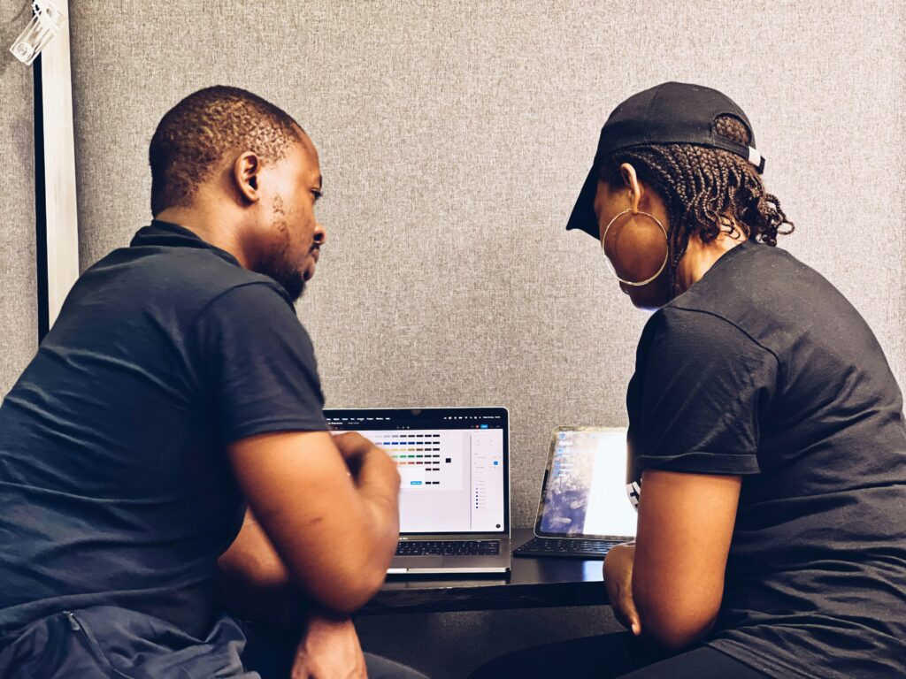 entrepreneurs africains qui travaillent